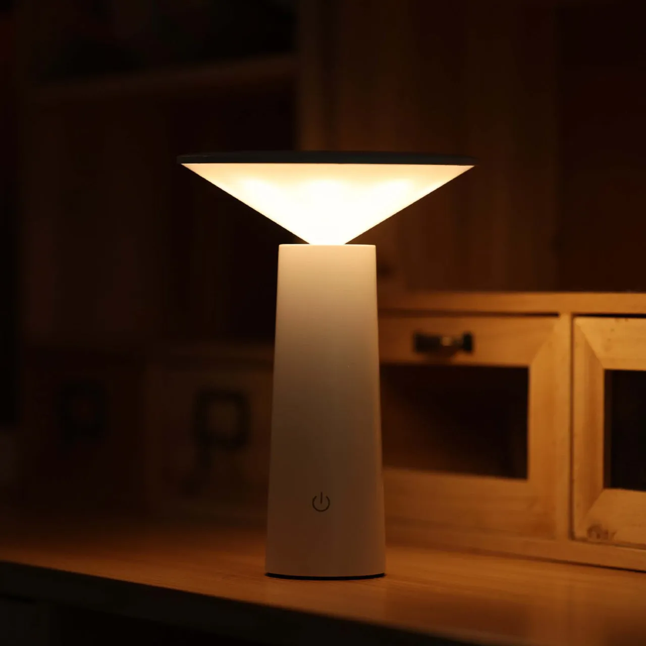 LED Simple Atmosphere Table Lamp, Creative European Style Table Lamp, USB Charging Creative Decoration Restaurant Bedside Night Light