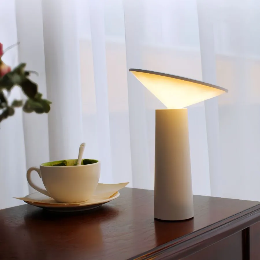 LED Simple Atmosphere Table Lamp, Creative European Style Table Lamp, USB Charging Creative Decoration Restaurant Bedside Night Light