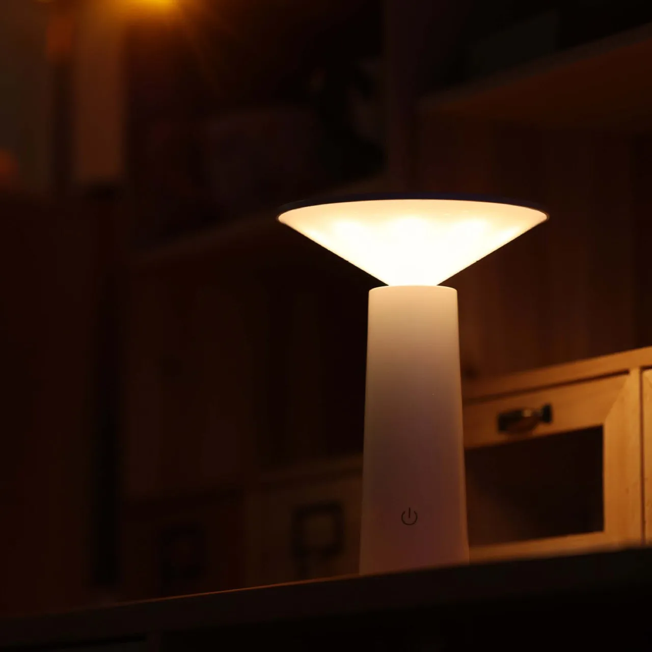 LED Simple Atmosphere Table Lamp, Creative European Style Table Lamp, USB Charging Creative Decoration Restaurant Bedside Night Light