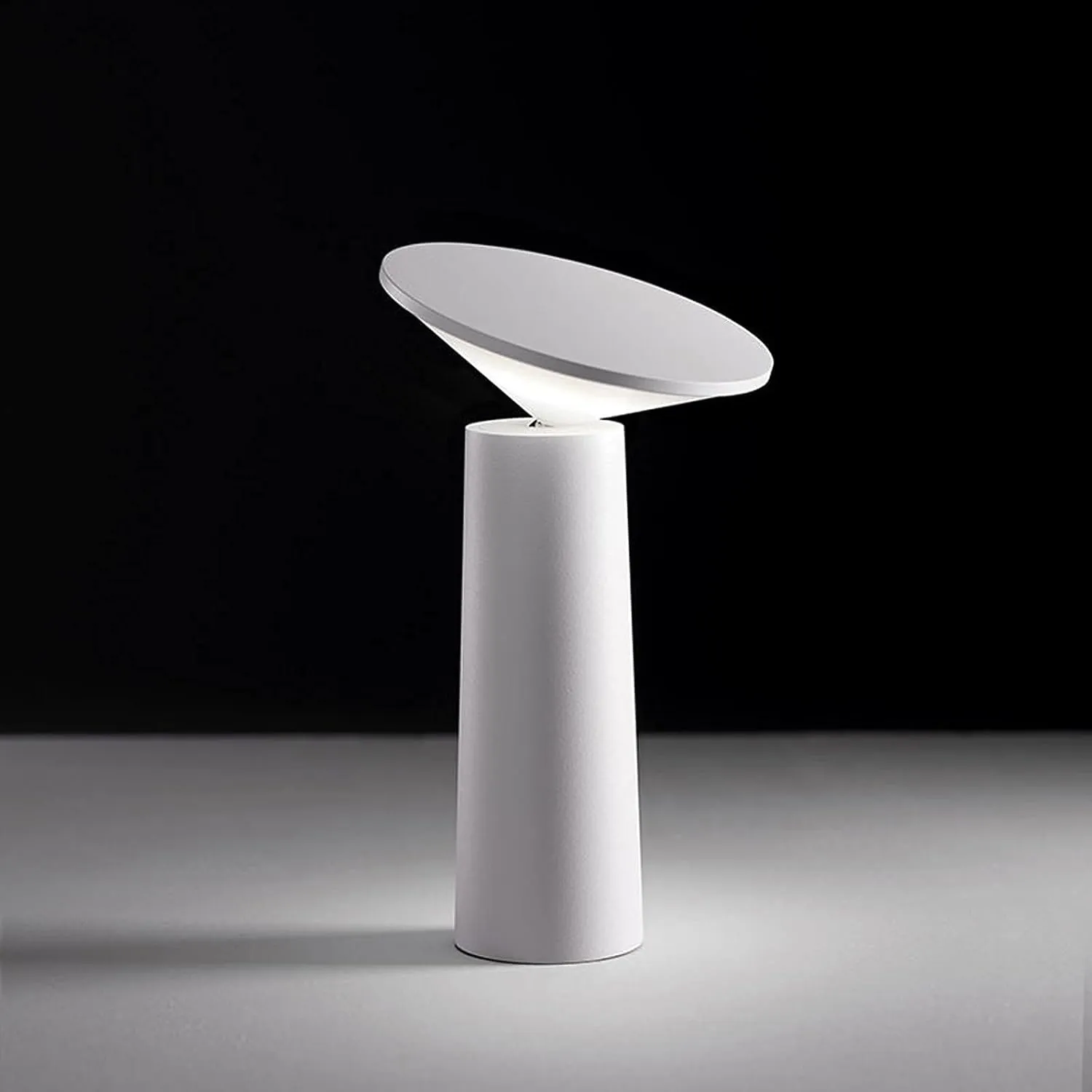 LED Simple Atmosphere Table Lamp, Creative European Style Table Lamp, USB Charging Creative Decoration Restaurant Bedside Night Light