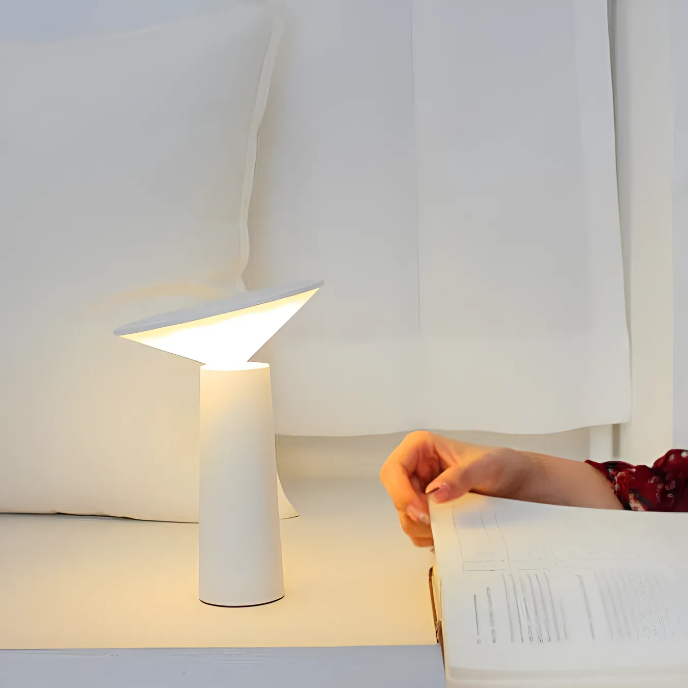 LED Simple Atmosphere Table Lamp, Creative European Style Table Lamp, USB Charging Creative Decoration Restaurant Bedside Night Light